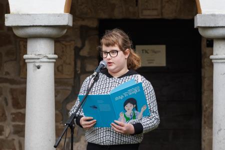 Nika Mršnik bere Kettejevo pravljico Šivilja in škarjice